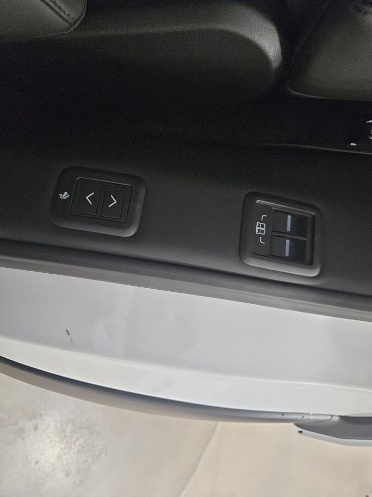 New 2026 Ostuni Pearl White Land Rover SE image 22