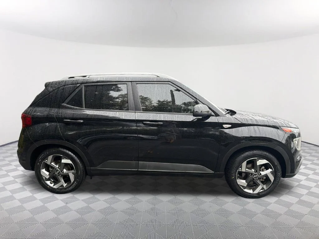 Used 2022 Black Hyundai SEL image 4