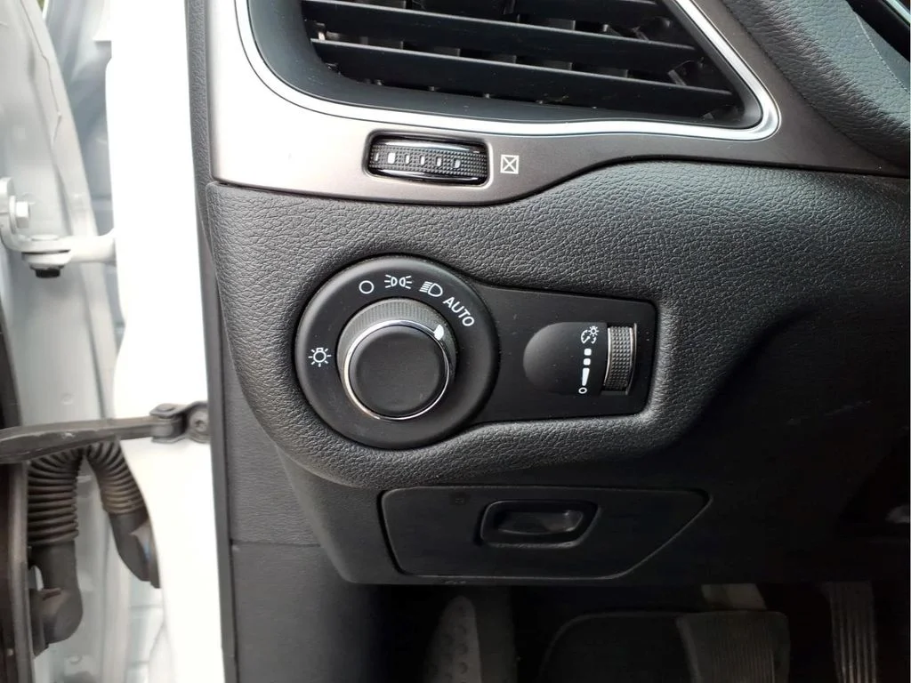 Used 2021 White Jeep Latitude image 20