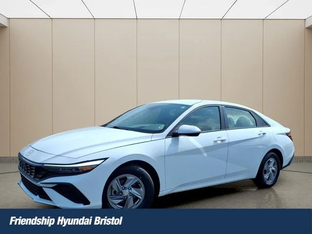Used 2025 White Hyundai SE image 1