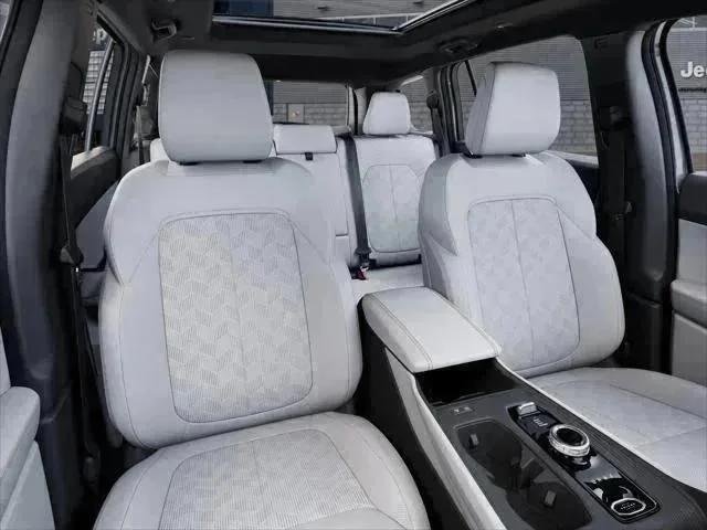 New 2026 Bright White Clear-Coat Exterior Paint Jeep Overland image 33