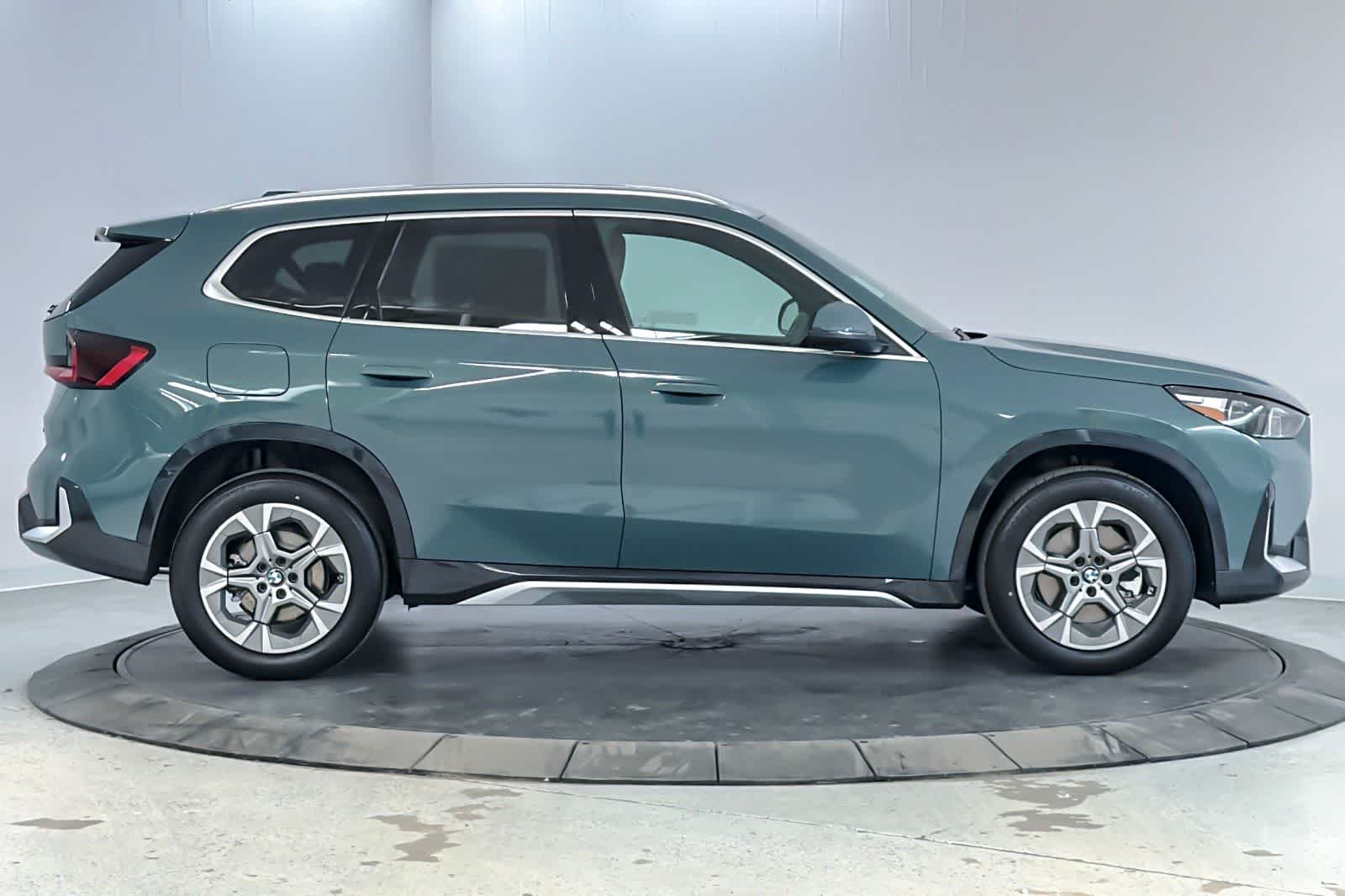 New 2026 Cape York Green Metallic BMW xDrive28i image 8