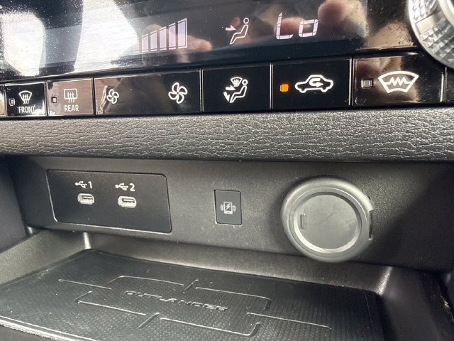 Used 2025  Mitsubishi SE image 34