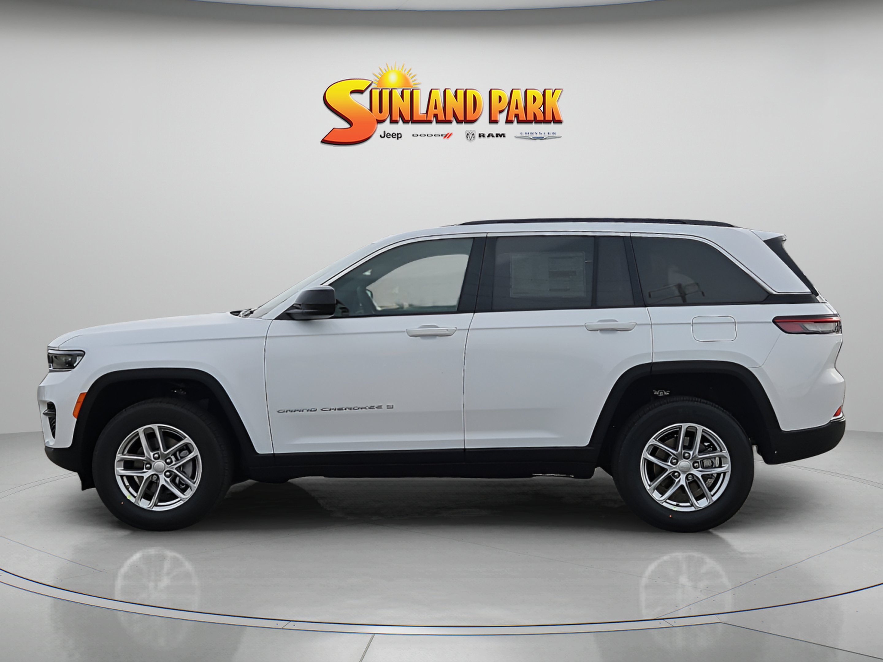 New 2025 Bright White Clear-Coat Exterior Paint Jeep Laredo image 3