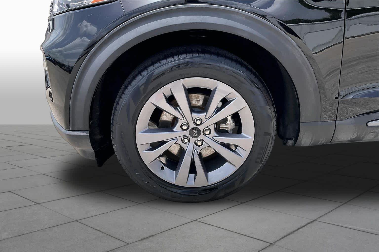 Used 2023 Agate Black Metallic Ford XLT image 11