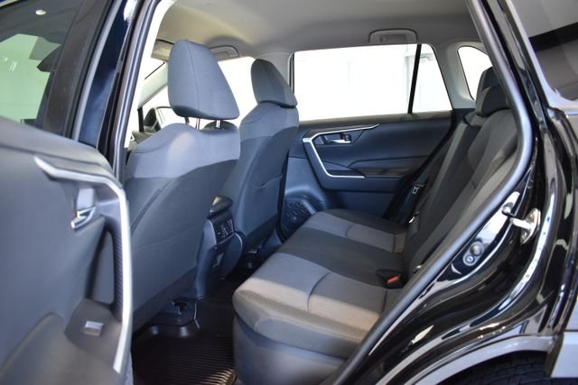 2025 Toyota RAV4 XLE - Photo 14