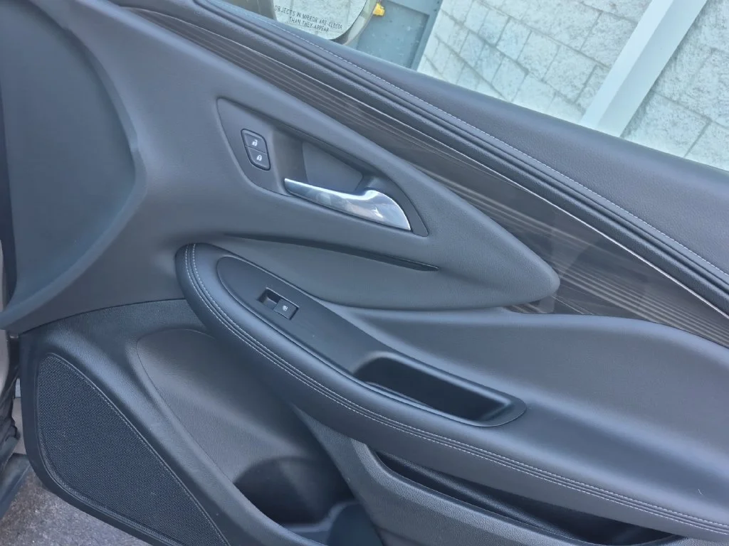 Used 2019 Brown Buick Essence image 21