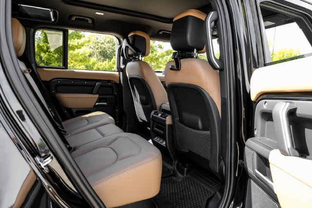 New 2026 Santorini Black Land Rover X-Dynamic SE image 35