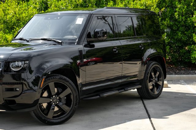 New 2026 Santorini Black Land Rover X-Dynamic SE image 5