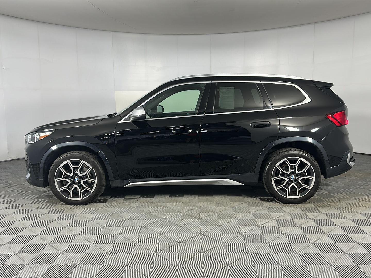 Used 2023 Jet Black BMW xDrive28i image 4