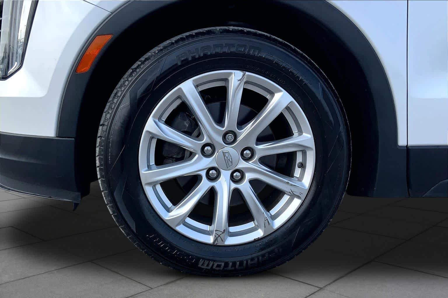 Used 2019 Crystal White Tricoat Cadillac FWD Luxury image 18