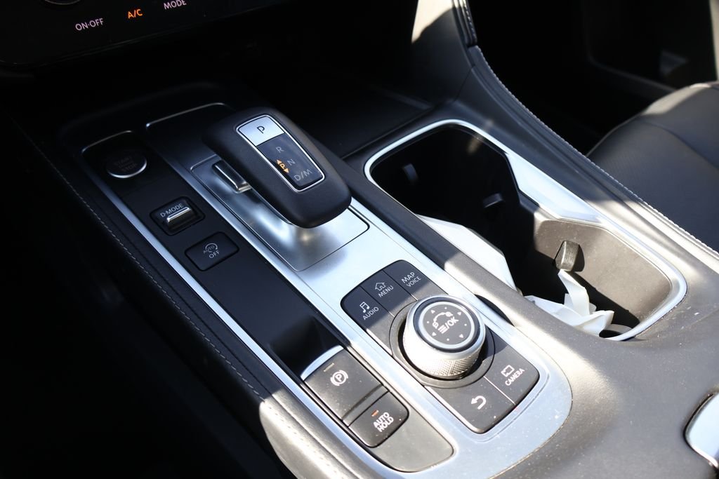Used 2024 White INFINITI LUXE image 26