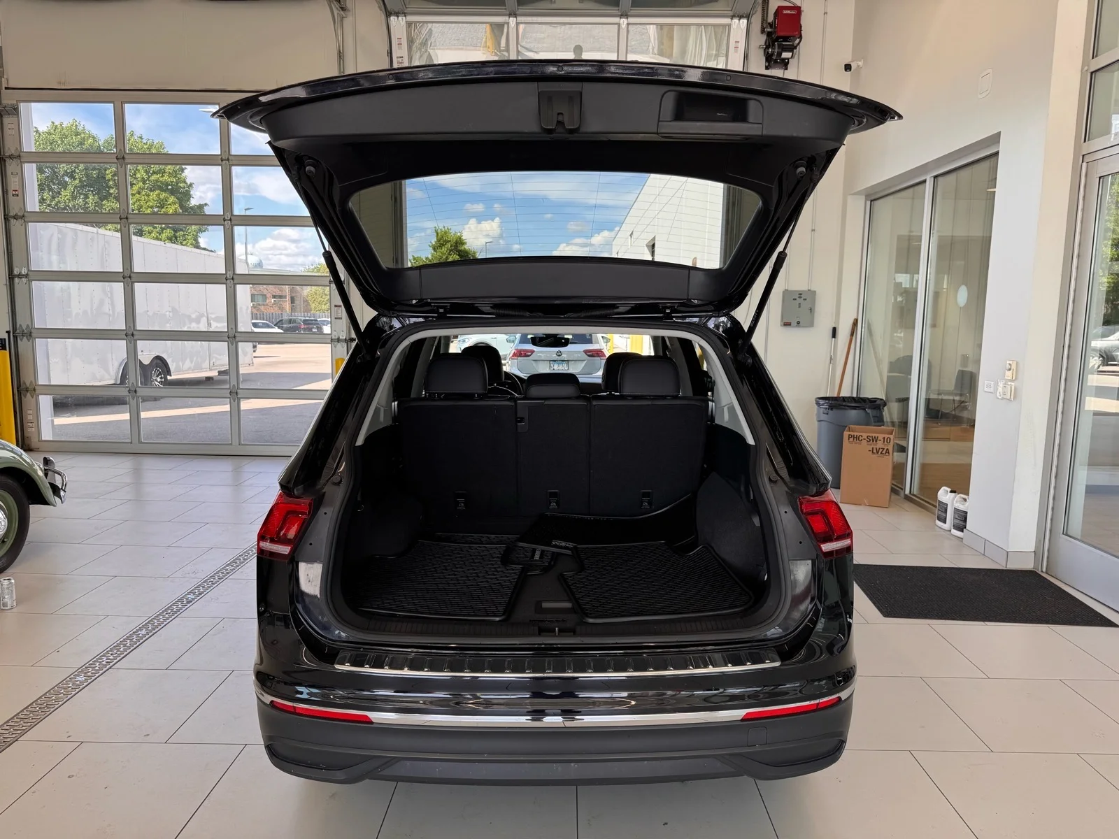 Used 2023 Black Volkswagen 2.0T SE 4MOTION image 31