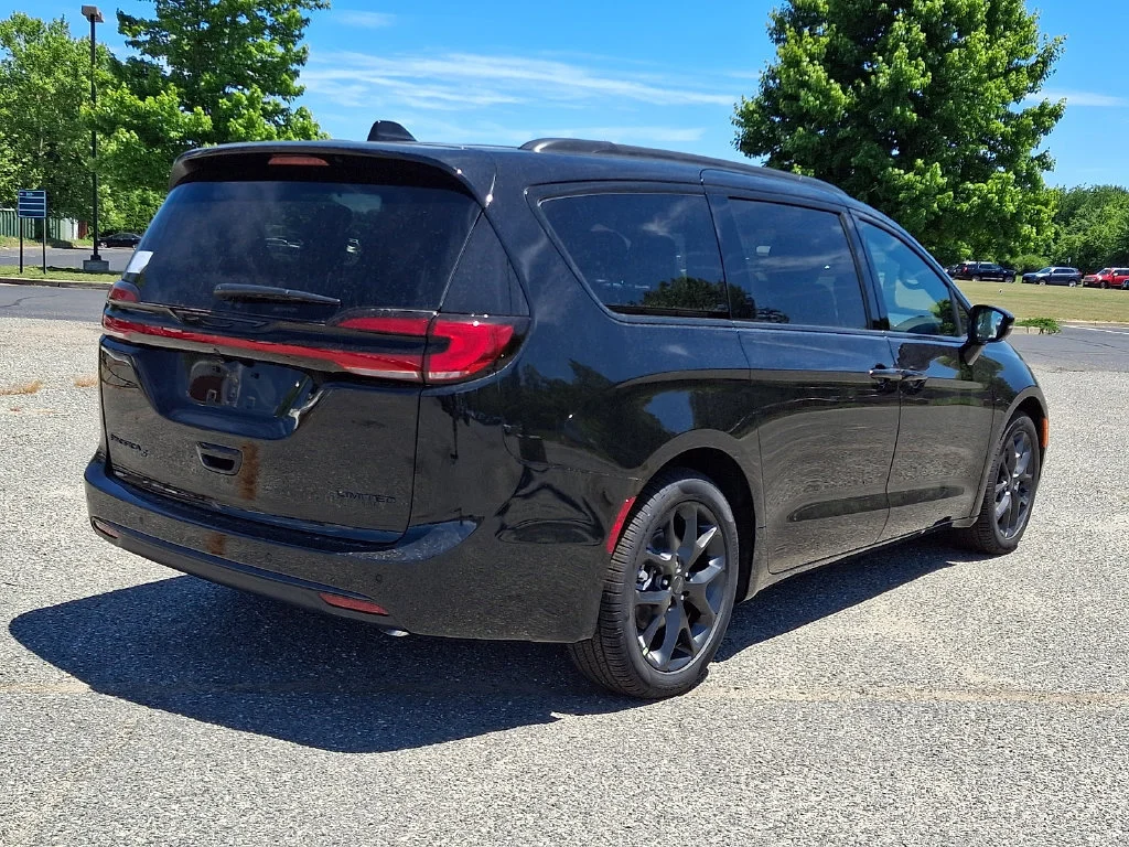 New 2027 Diamond Black Crystal Pearl-Coat Exterior Paint Chrysler Limited image 8