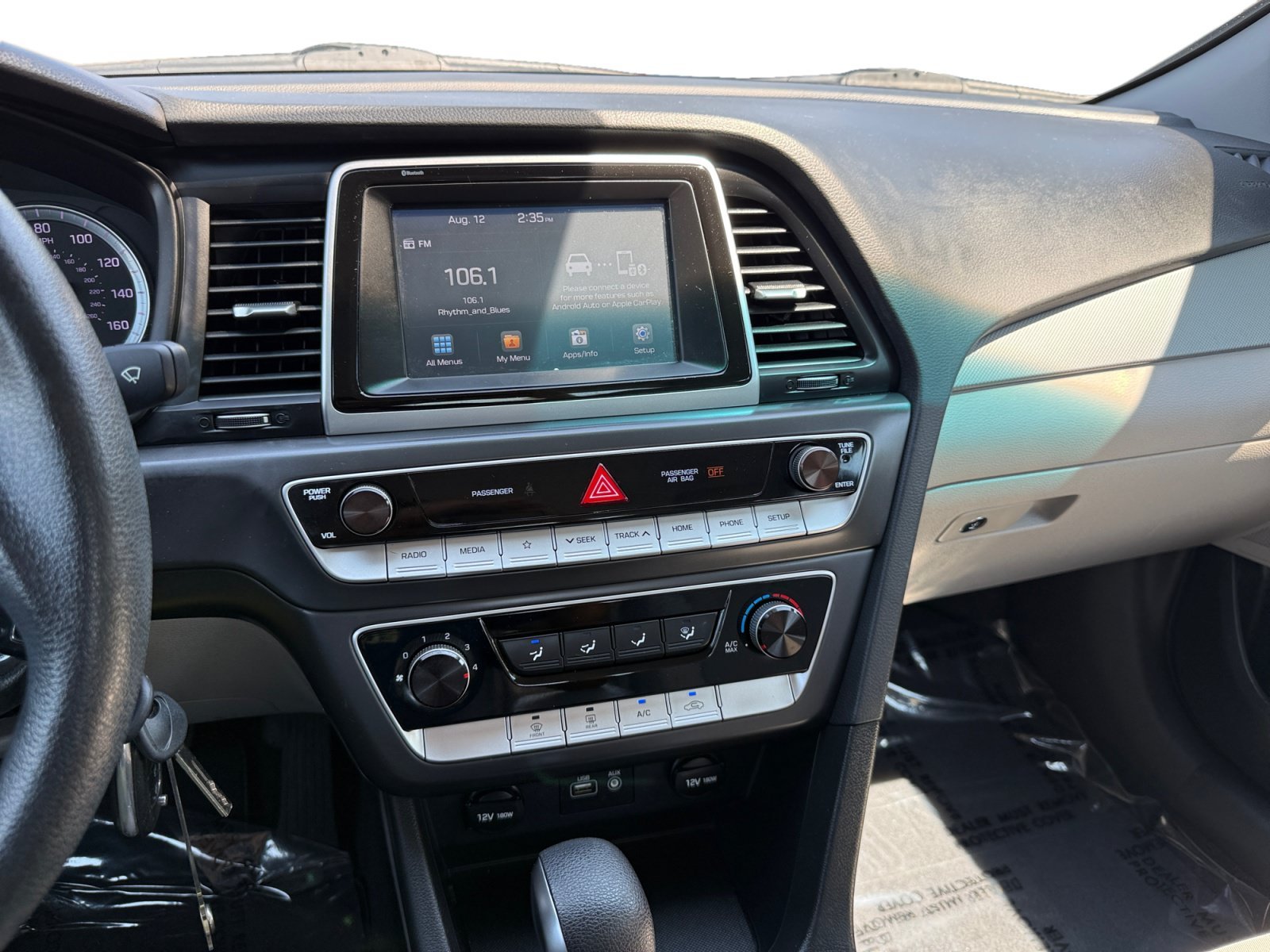 Used 2018 Quartz White Pearl Hyundai SE image 12