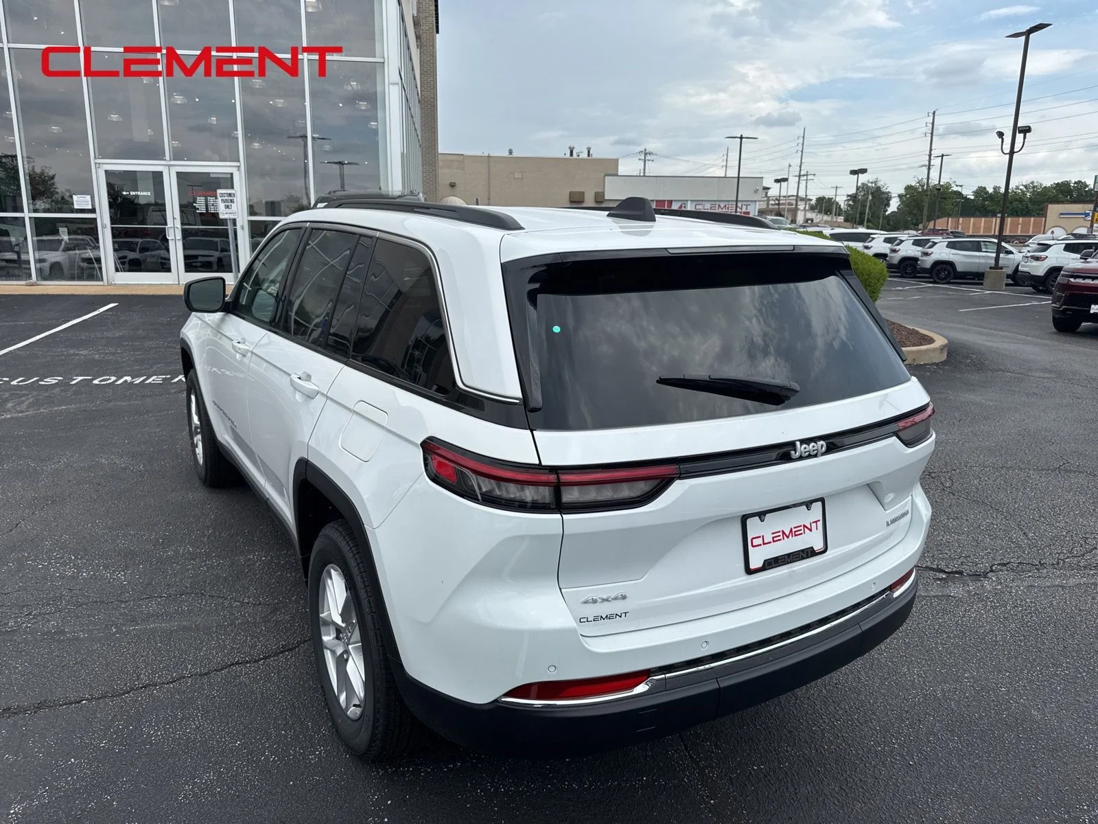 New 2026 Bright White Clear-Coat Exterior Paint Jeep Laredo X image 6
