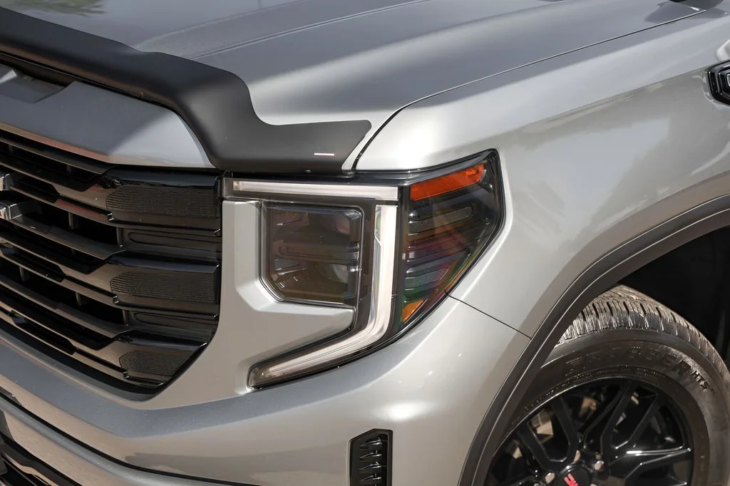 Used 2025 Silver GMC Elevation image 3