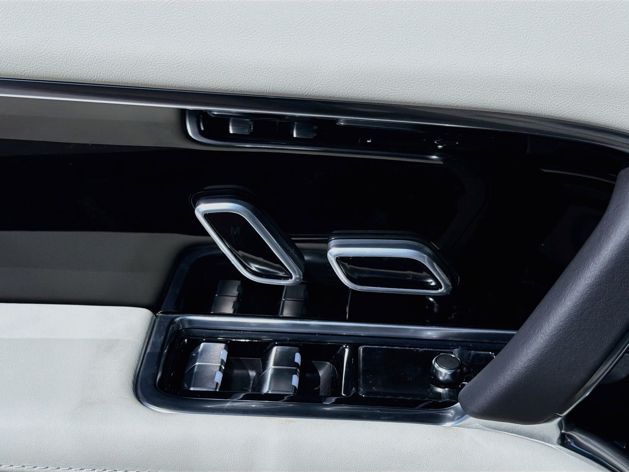 New 2027 Santorini Black LAND ROVER SE image 24