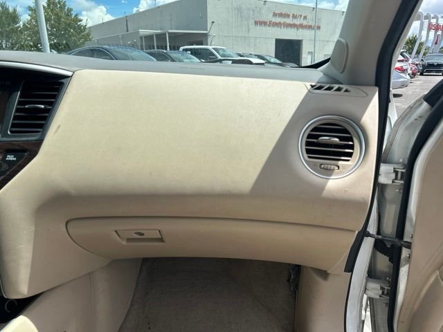Used 2014 White Nissan Platinum image 13