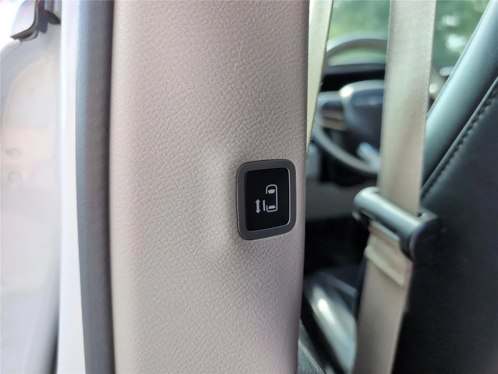 Used 2018 Bright White Clearcoat Chrysler Limited image 36