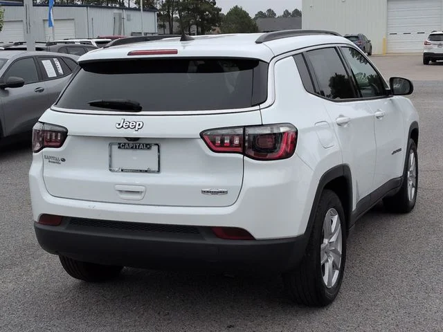 Used 2022 White Jeep Latitude image 3