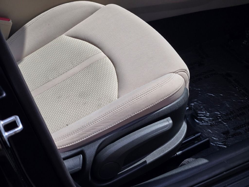 Used 2017 Phantom Black Hyundai SE image 6