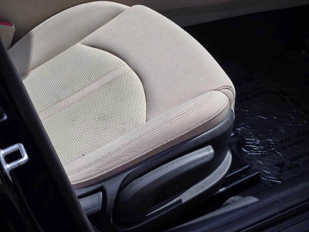 Used 2017 Black Hyundai SE image 6