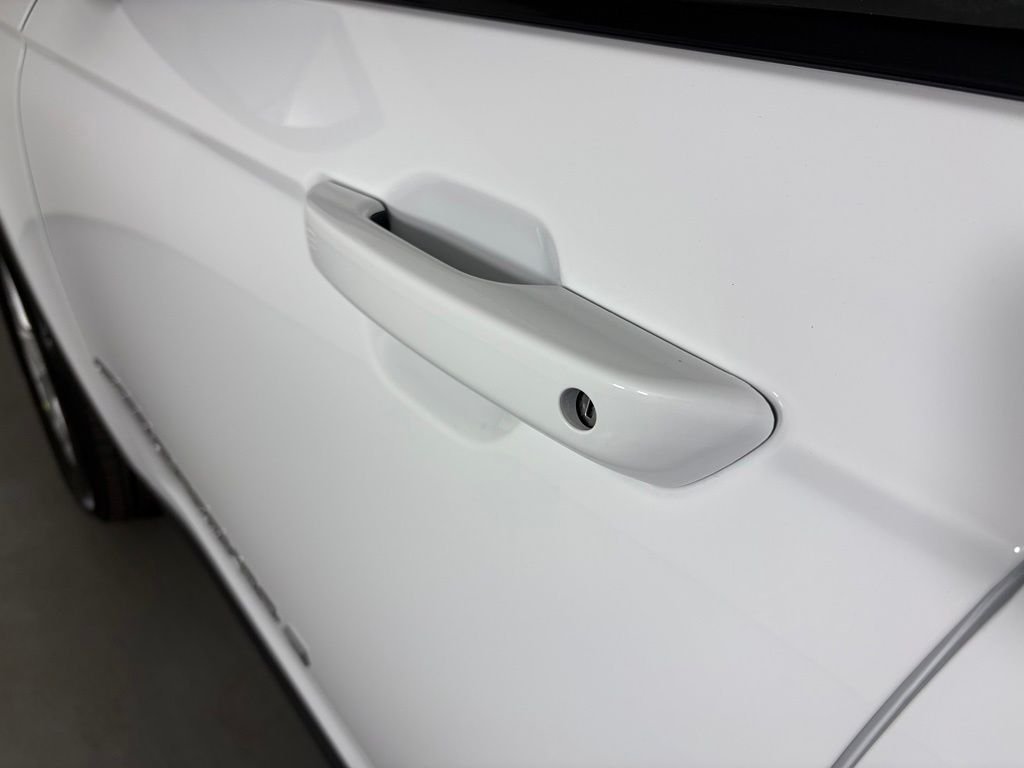New 2026 Bright White Clear-Coat Exterior Paint Jeep Laredo image 12