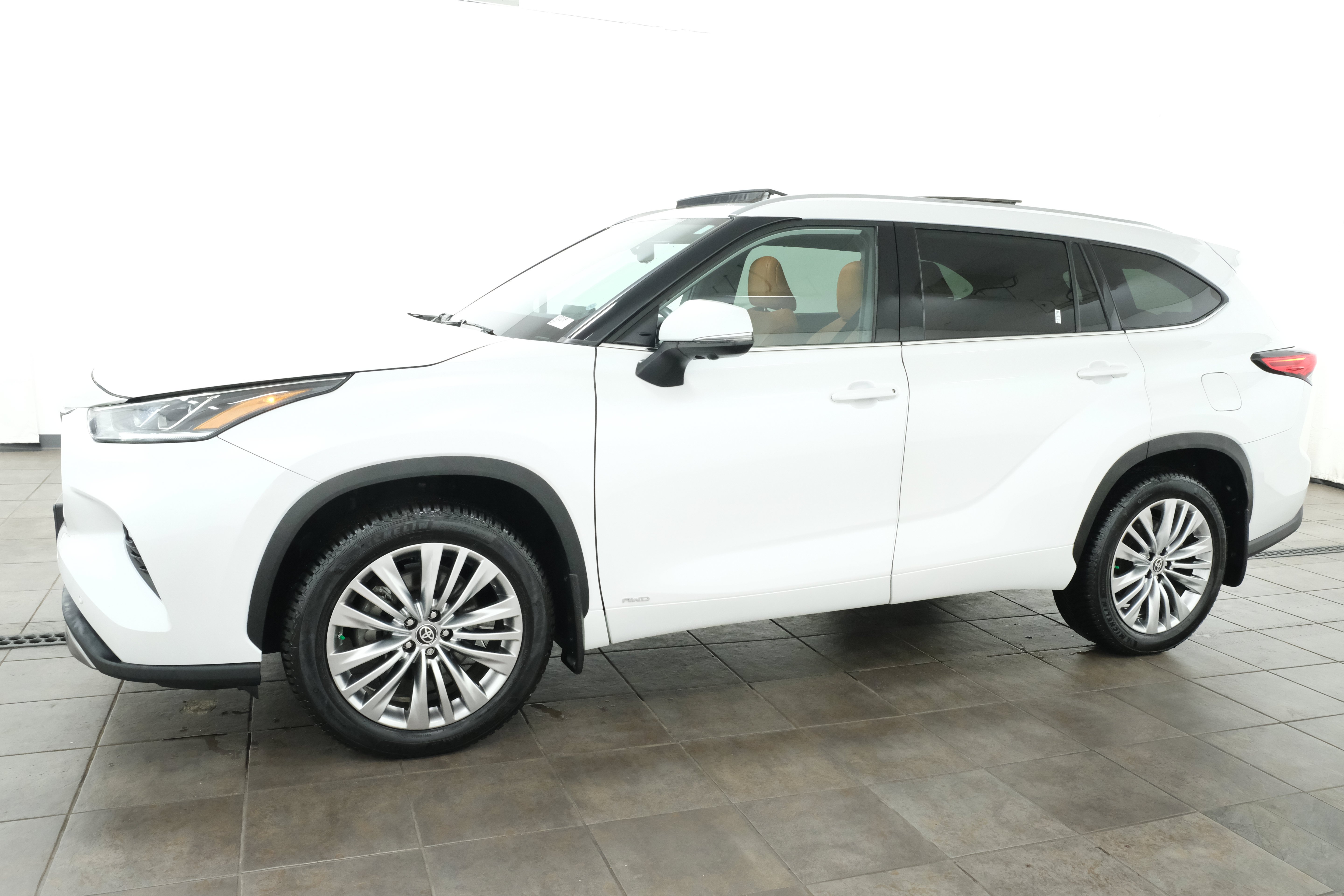 Used 2023 Wind Chill Pearl Toyota Platinum image 3