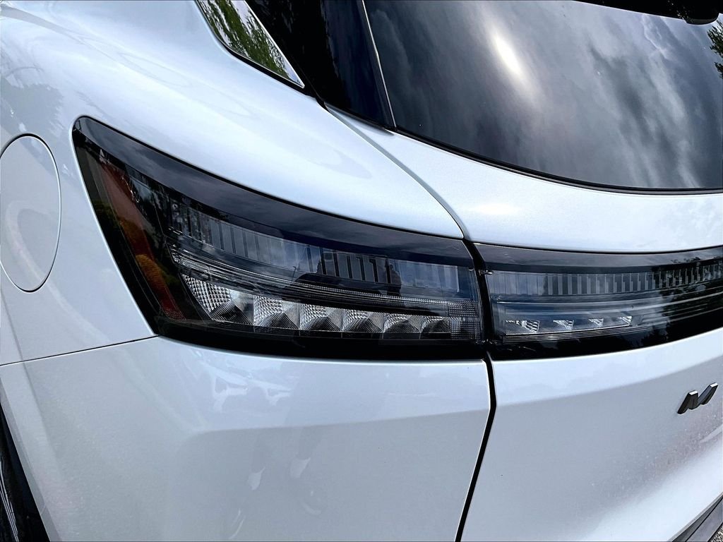 Used 2025 White Nissan SL image 33