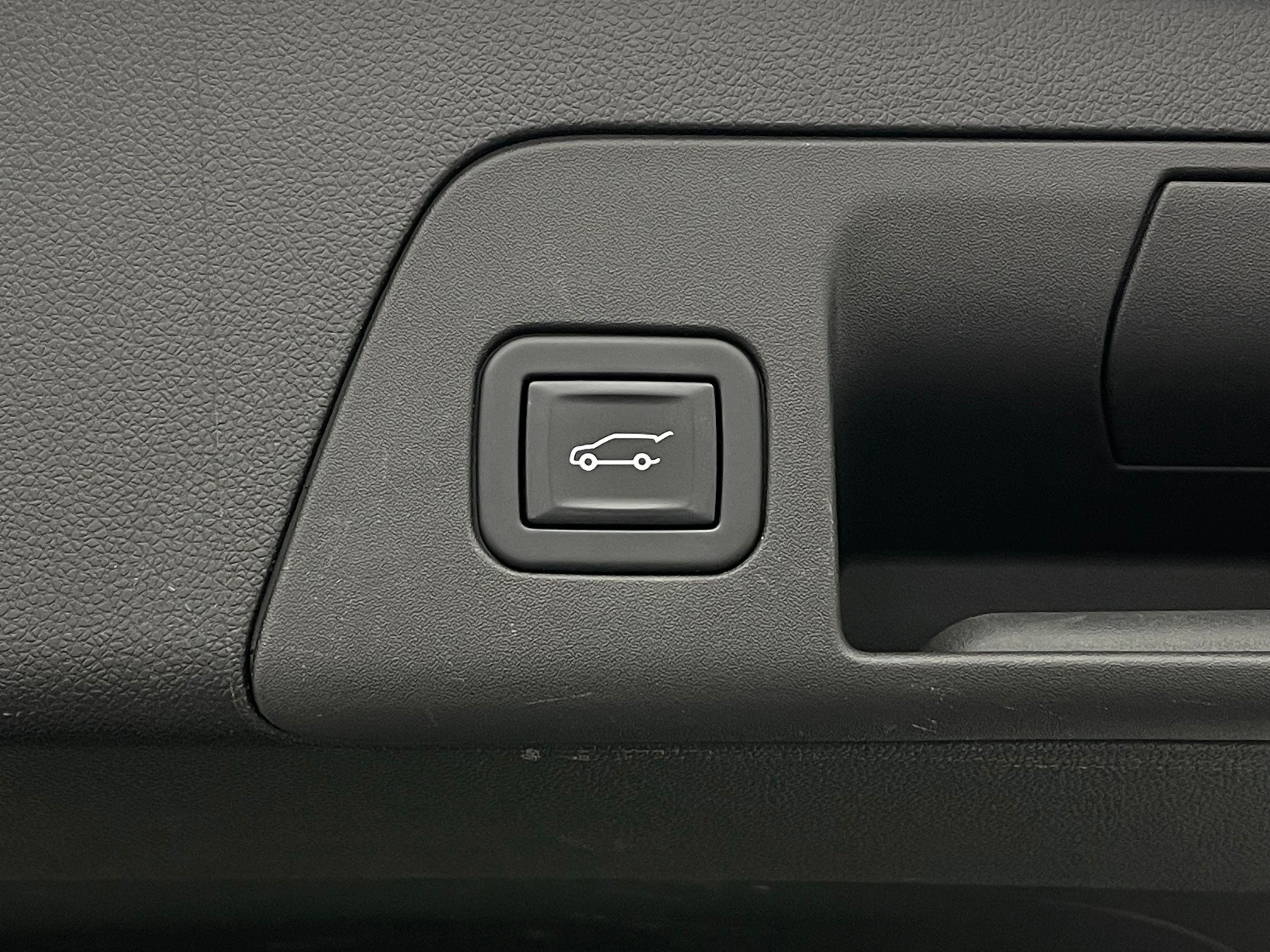 Used 2023 Summit White Buick Essence image 10