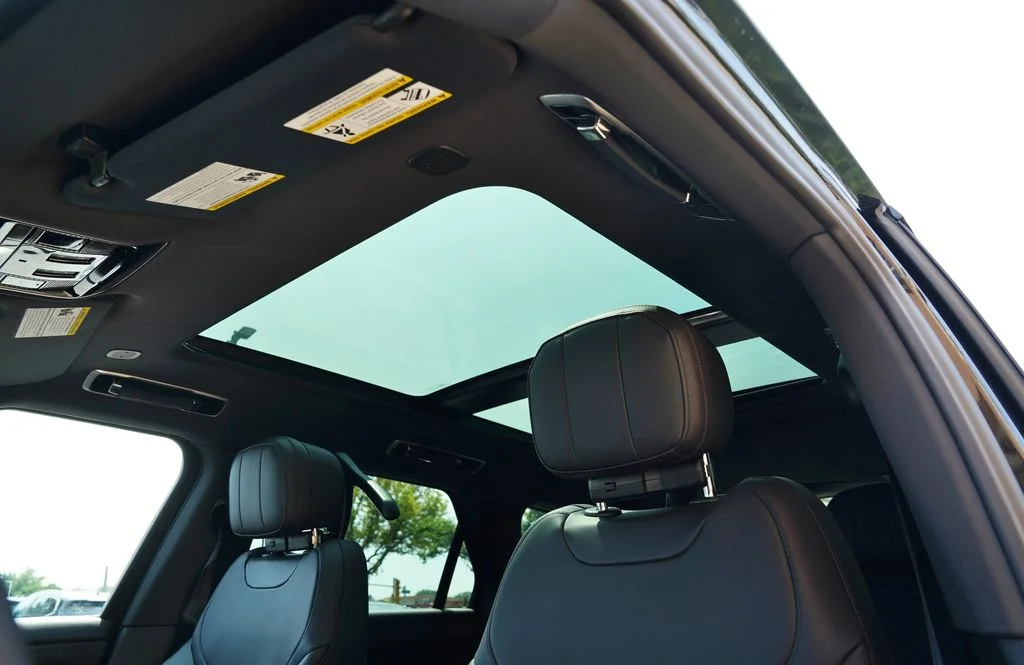 New 2026 Santorini Black Land Rover Dynamic SE image 14