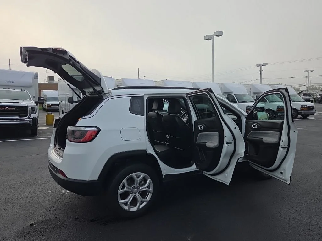 Used 2024 White Jeep Latitude image 15