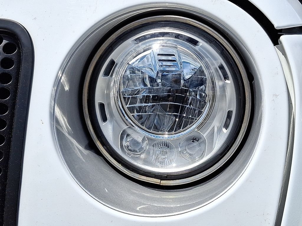 Used 2017 White Jeep Unlimited Sahara image 10