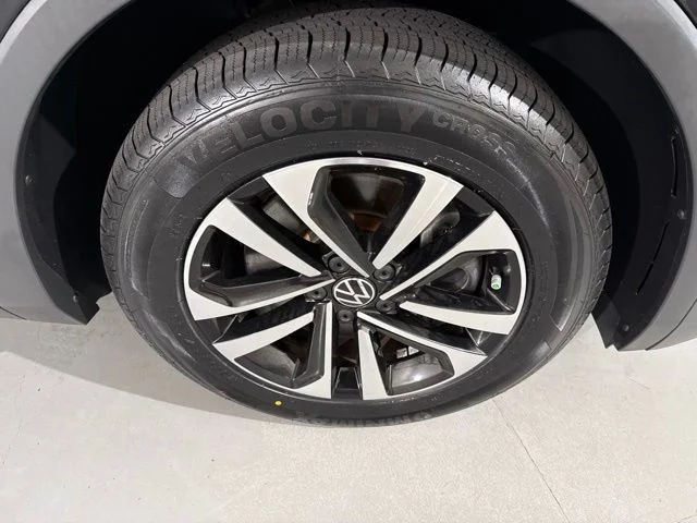 Used 2023  Volkswagen 2.0T S image 13