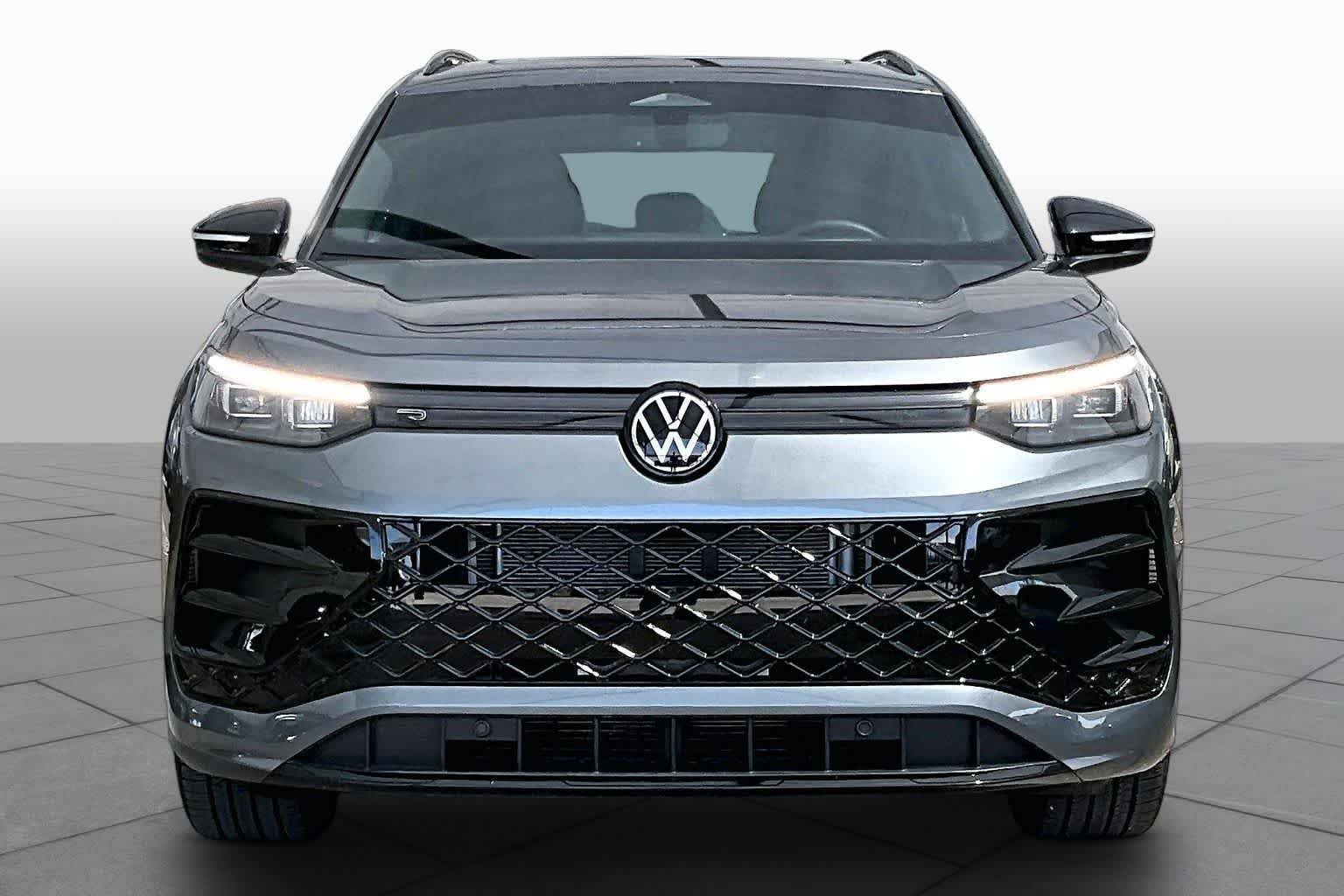 Used 2025 Platinum Gray Metallic Volkswagen SE R-Line Black image 4