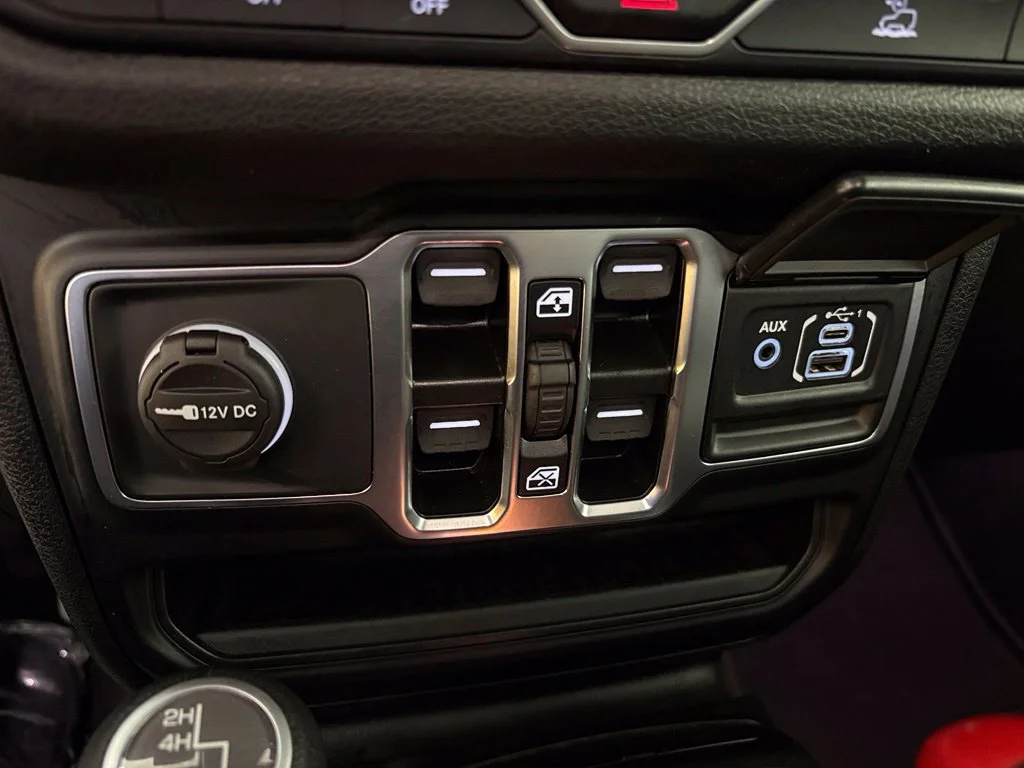 Used 2025 White Jeep Sport S image 28