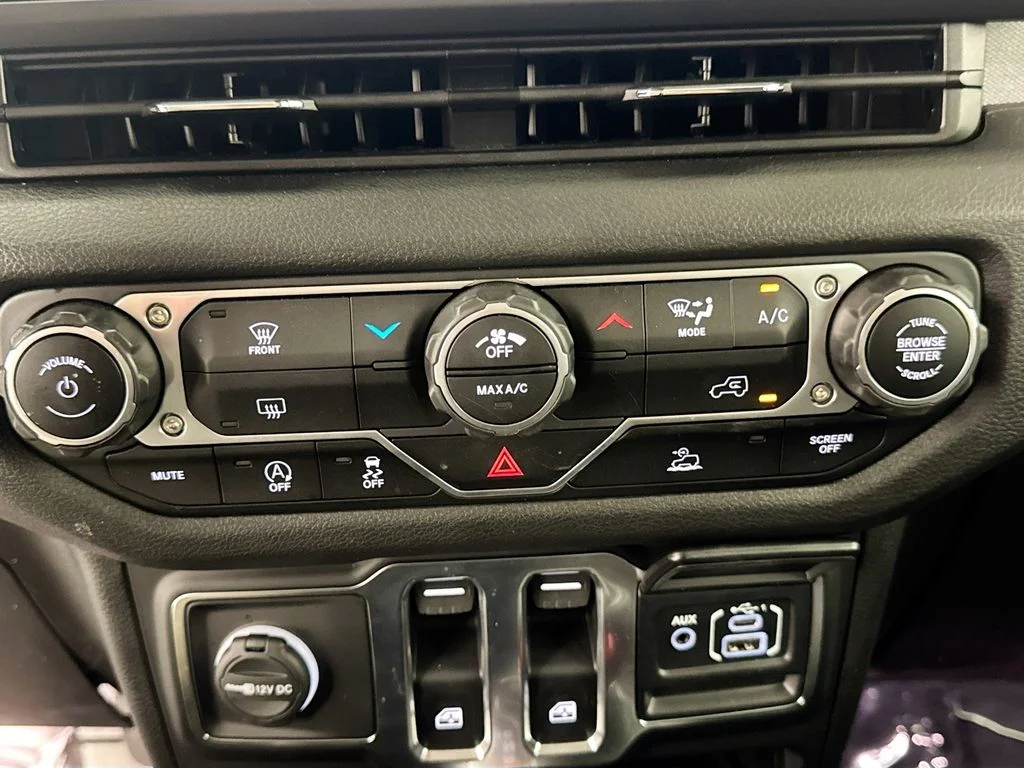 Used 2025 White Jeep Sport S image 15