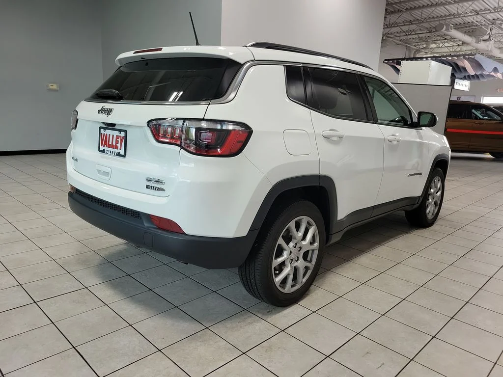 Used 2022 White Jeep Latitude Lux image 10