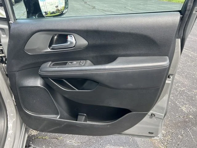 Used 2025 White Chrysler Select image 23