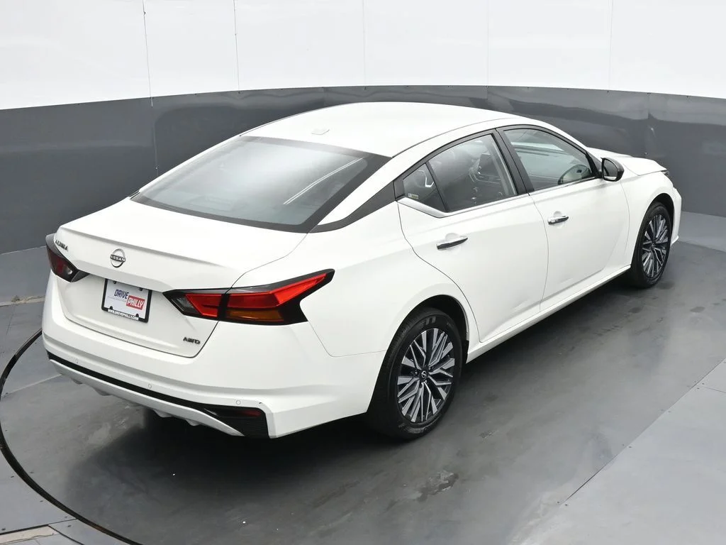 Used 2025 White Nissan 2.5 SV image 21