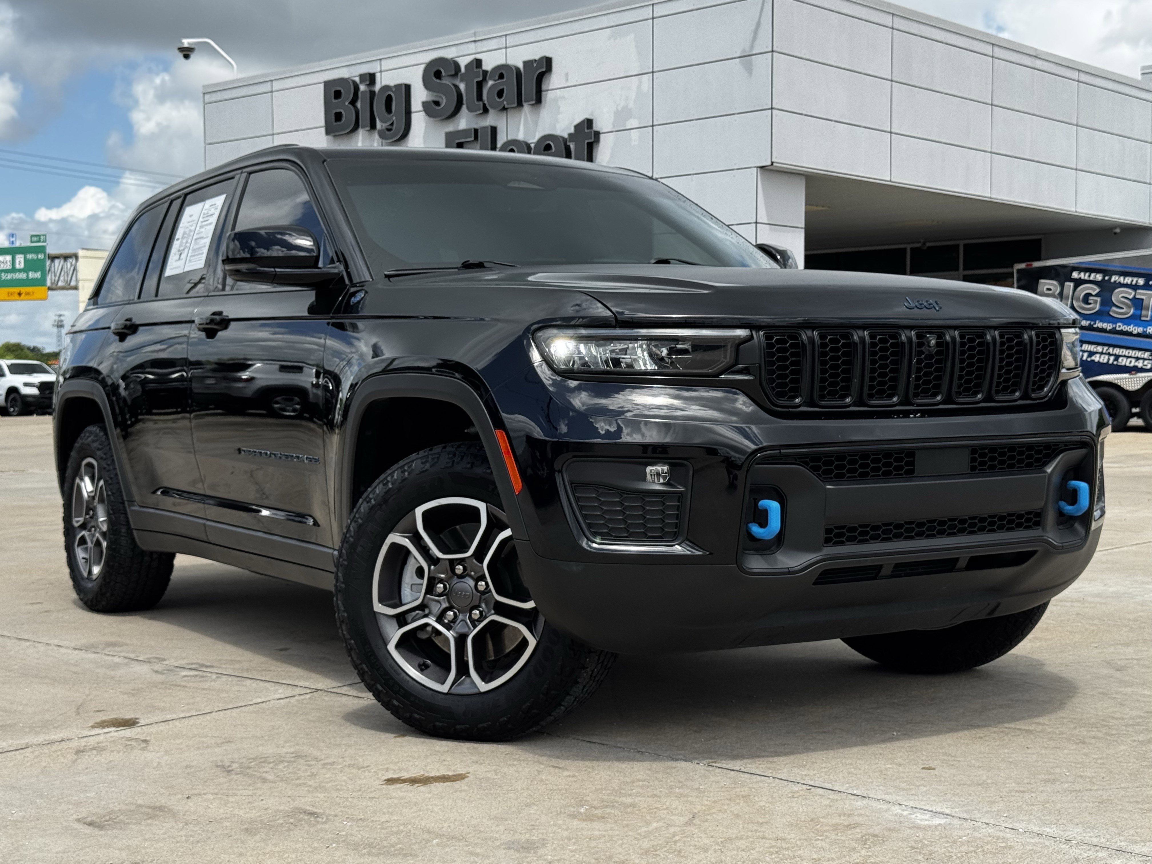Used 2022 Diamond Black Crystal Pearlcoat Jeep Trailhawk image 2