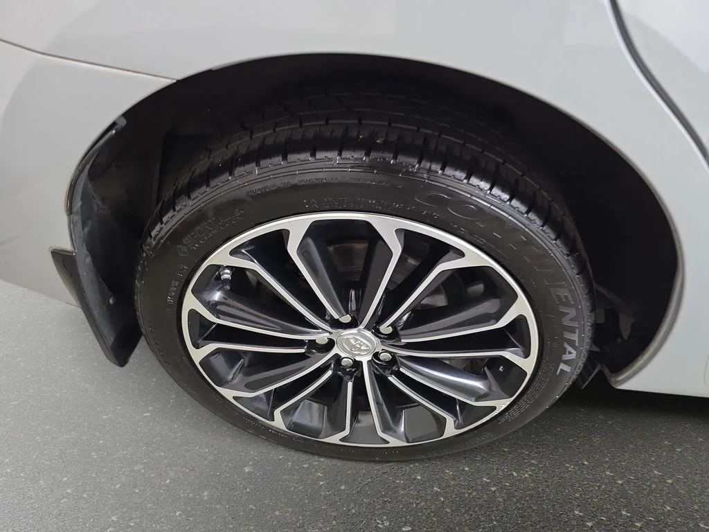 Used 2014 Classic Silver Metallic Toyota S Premium image 31