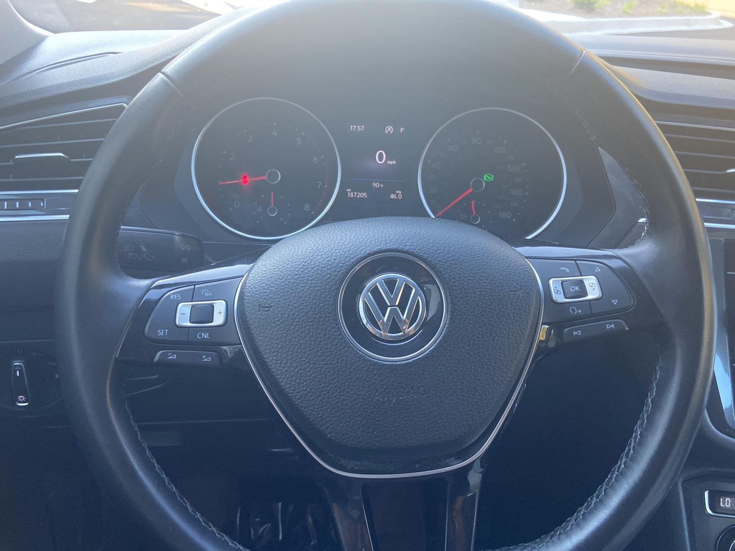 Used 2018 Deep Black Pearl Metallic Volkswagen SE image 14