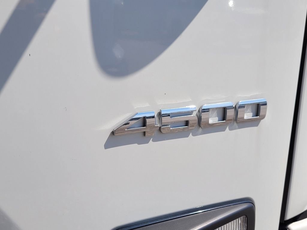 New 2024 Arc White Chevrolet MEDIUM ASH GRAY image 8