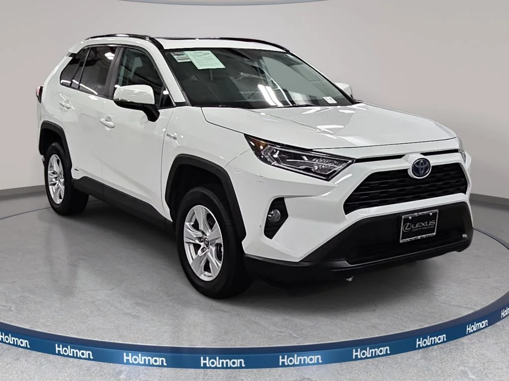 Used 2019 White Toyota XLE image 4