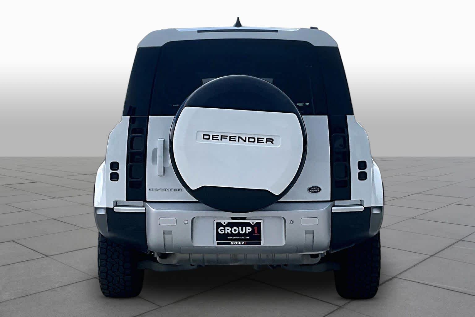 Used 2023 Fuji White Land Rover S image 4