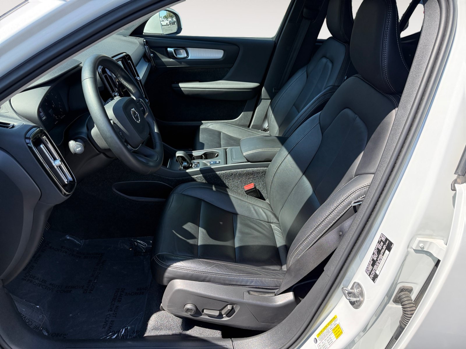 Used 2022 White Volvo Momentum image 10