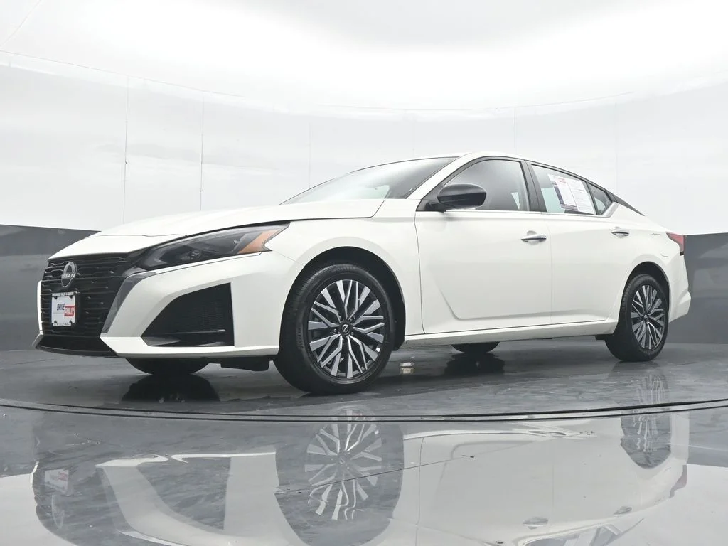 Used 2025 White Nissan 2.5 SV image 26