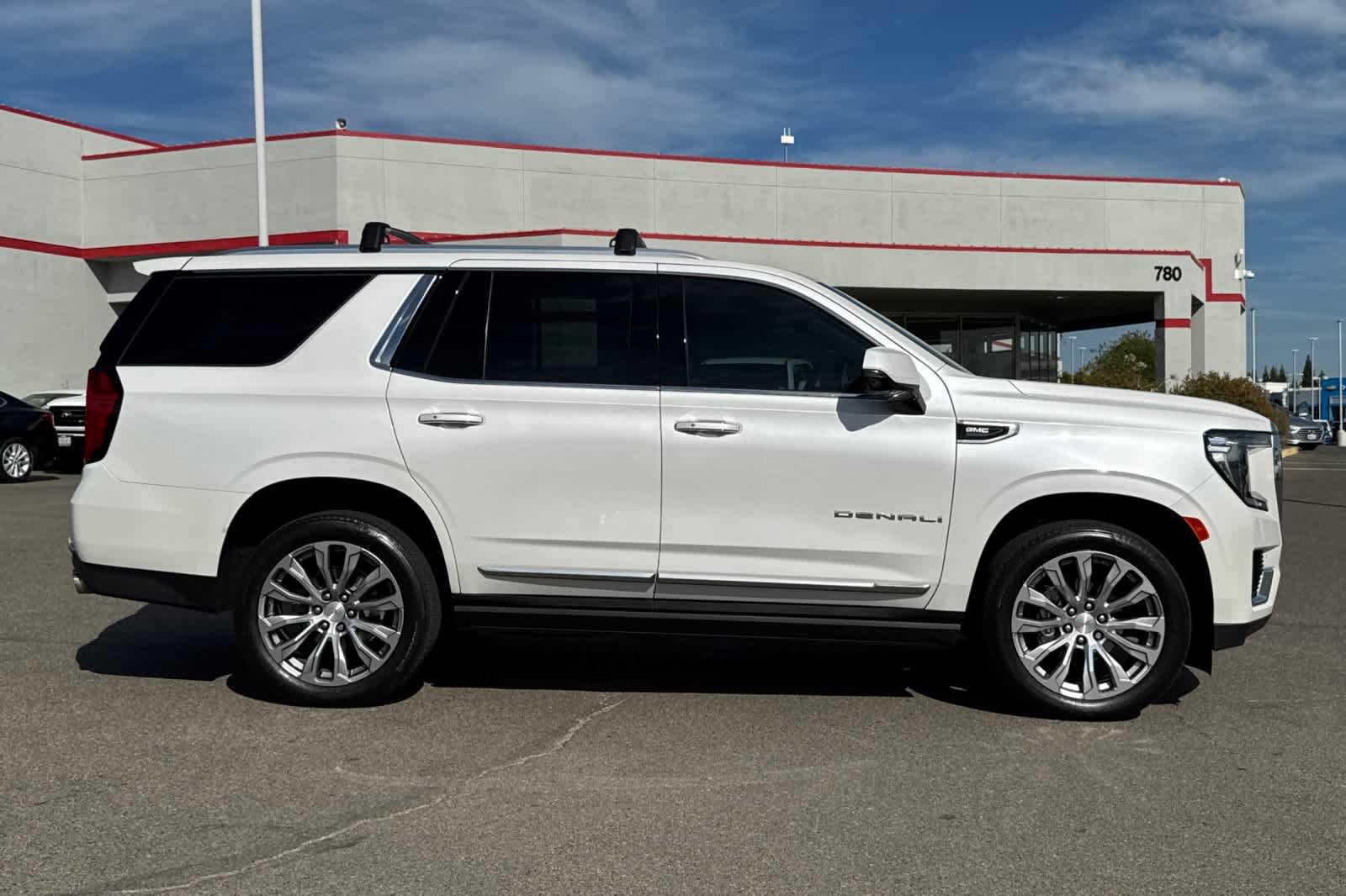 Used 2022 White Frost Tricoat GMC Denali image 6